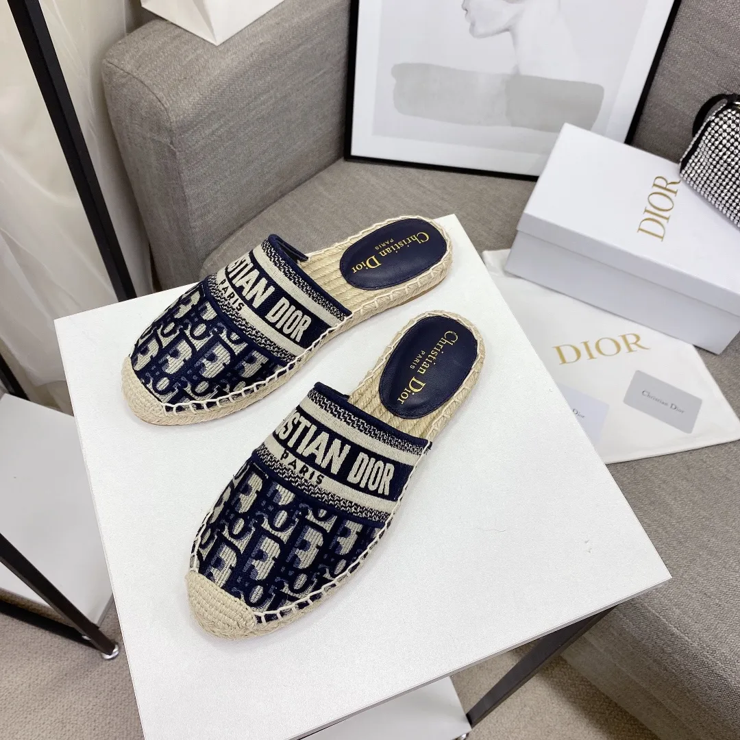 👟👟Ex-factory price👟👟Ex-factory price 400👟👟 Women's shoes Women's clothing Top version (original embroidery one to one method) If you want cheaper, please bypass Dior | Dior ²⁰²¹𝐬𝐬🧡💚2021 early spring new products Top version ⚠️The counter features the latest fisherman shoe series New hard goods 🆕❥Purchase level! Full of high-end feel! A popular model among bloggers at home and abroad, it’s retro and fashionable and looks amazing on your feet! Mainly recommended model on the official website ★━━━━━ ЅᏇєєt ━━━━━▪️ Upper: Original copy of pure cotton thread ➕ Three-dimensional electric embroidery ▪️ Lining: Imported water-dyed sheepskin lining ▪️ Outsole: Original handmade hemp rope combination wear-resistant rubber outsole ▪️ Shoe size: 35-39 (40 is custom-made and cannot be returned or exchanged) ▪️